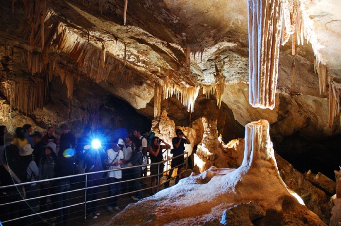 caves-Broken-Column-Lucas-Cave